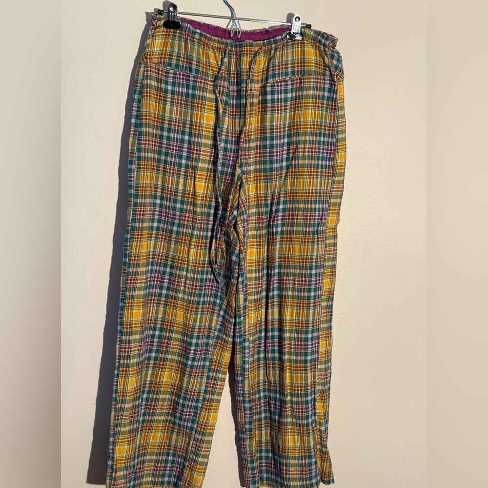 Free people women’s Hudson pants
Waist 17”-22”
Inseam 29.5